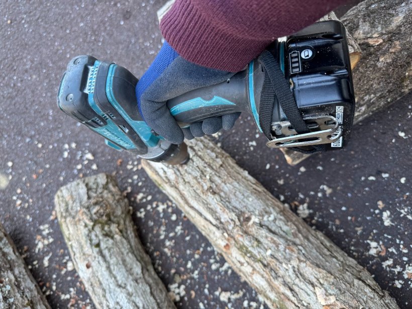 ドリルで木に穴を開けている